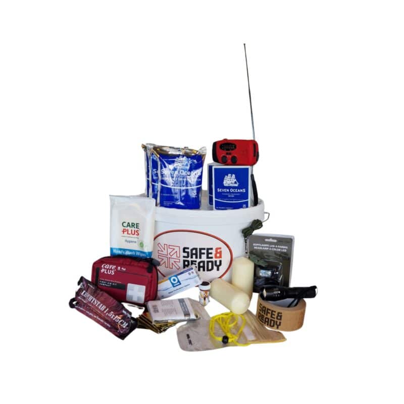 Noodpakket emmer met noodradio, water, EHBO, verlichting en hygiëneproducten.